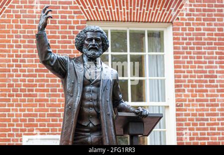 04-16-2021 Easton, MD, USA: Statue du célèbre leader afro-américain abolitionniste réformiste Frederick Douglass, devant le comté de Talbot Cour Banque D'Images