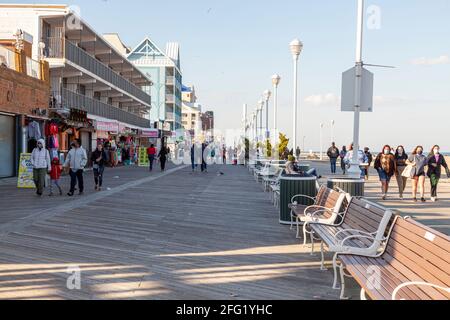 04-18-2021 Ocean City MD, Etats-Unis : vue sur la célèbre promenade en bord de mer près de la plage de la station balnéaire populaire Ocean City. Les gens marchent avec des masques faciaux Banque D'Images