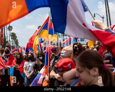 Beverly Hills, Californie, États-Unis. 24 avril 2021. Il y avait une mer de drapeaux arméniens, des centaines de personnes de la communauté arménienne se sont rassemblées devant l'ambassade de Turquie à Beverly Hills en souvenir du génocide arménien de 1915. Le peuple a également célébré que le Président Biden a reconnu le génocide arménien dans une déclaration aujourd'hui. Le comté de Los Angeles a la plus grande population d'Arméniens en dehors de l'Arménie. Credit: Jill Connelly/ZUMA Wire/Alay Live News Banque D'Images