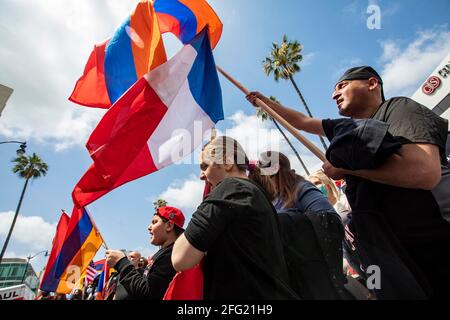 Beverly Hills, Californie, États-Unis. 24 avril 2021. Sam Wartanyan fait la vague d'un drapeau arménien comme il se tient avec sa famille alors que des centaines de personnes se sont rassemblées devant l'ambassade de Turquie à Beverly Hills en souvenir du génocide arménien de 1915. Le peuple a également célébré que le Président Biden a reconnu le génocide arménien dans une déclaration aujourd'hui. Le comté de Los Angeles a la plus grande population d'Arméniens en dehors de l'Arménie. Credit: Jill Connelly/ZUMA Wire/Alay Live News Banque D'Images