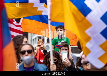 Beverly Hills, Californie, États-Unis. 24 avril 2021. Des centaines de personnes de la communauté arménienne se sont rassemblées, dont certaines avec des drapeaux arméniens, américains et artsakh, devant l'ambassade de Turquie à Beverly Hills en souvenir du génocide arménien de 1915. Le peuple a également célébré que le Président Biden a reconnu le génocide arménien dans une déclaration aujourd'hui. Le comté de Los Angeles a la plus grande population d'Arméniens en dehors de l'Arménie. Credit: Jill Connelly/ZUMA Wire/Alay Live News Banque D'Images