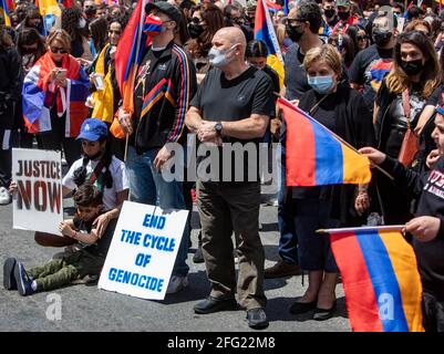 Beverly Hills, Californie, États-Unis. 24 avril 2021. Des centaines de personnes de la communauté arménienne se sont rassemblées devant l'ambassade de Turquie à Beverly Hills en souvenir du génocide arménien de 1915. Le peuple a également célébré que le Président Biden a reconnu le génocide arménien dans une déclaration aujourd'hui. Le comté de Los Angeles a la plus grande population d'Arméniens en dehors de l'Arménie. Credit: Jill Connelly/ZUMA Wire/Alay Live News Banque D'Images