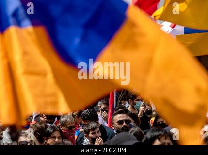 Beverly Hills, Californie, États-Unis. 24 avril 2021. Des centaines de personnes de la communauté arménienne se sont rassemblées devant l'ambassade de Turquie à Beverly Hills, beaucoup ont agité des drapeaux arméniens en souvenir du génocide arménien de 1915. Le peuple a également célébré que le Président Biden a reconnu le génocide arménien dans une déclaration aujourd'hui. Le comté de Los Angeles a la plus grande population d'Arméniens en dehors de l'Arménie. Credit: Jill Connelly/ZUMA Wire/Alay Live News Banque D'Images