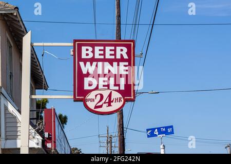 Un panneau générique devant un magasin de proximité dans une ville touristique. Il est ouvert 24 heures sur 24 pour la bière, le vin et le déli. Ces petites boutiques sont populaires A. Banque D'Images