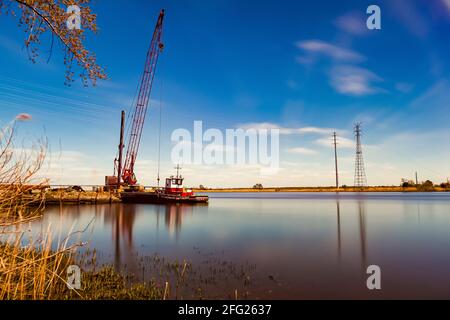 Une image de paysage de beaux-arts d'une longue vue d'exposition de la rivière Nanticoke sur la côte de Vienne, Maryland près de la baie de Chesapeake. Une grue, un ancien ancré Banque D'Images