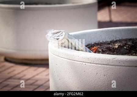 Ocean City, MD, USA 04-18-2021: Le journal quotidien emballé dans un sac en plastique transparent pour la protection contre la pluie est laissé par le personnel de la piste papier devant un bureau Banque D'Images