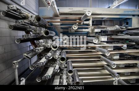 Nuremberg, Allemagne. 19 avril 2021. Une bande de papier traverse une presse à héliogravure à l'usine d'impression de Prinovis. L'usine d'impression à grande échelle basée à Nuremberg du Groupe Prinovis, qui fait partie du Groupe Bertelsmann, sera fermée le 30 avril 2021. Credit: Daniel Karmann/dpa/Alay Live News Banque D'Images