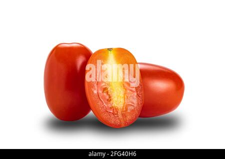 Vue latérale de tomates prune entières et demi mûres sur fond blanc avec passe-cheveux. Tomates ou Solanum lycopersicum ou lycopersicon esculentum a Banque D'Images