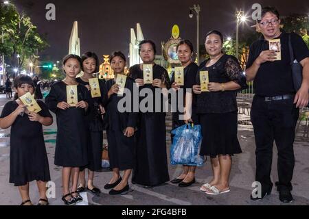 Famille de amateurs avec photo du roi Bhumibol, Rama IX, Bangkok, Thaïlande Banque D'Images