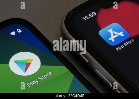 Les icônes Google Play Store et Apple App Store apparaissent respectivement sur un smartphone Google Pixel et un iPhone. Concept de duopole App Store. Banque D'Images