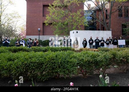 Ann Arbor, Michigan, États-Unis. 23 avril 2021. Les étudiants de l'Université du Michigan ont défilé sur le campus pour réclamer justice à Daunte Wright, à Ann Arbor, au Michigan, le 23 avril 2021. Wright a été tué par l'ancien policier du Brooklyn Center, au Minnesota, Kim Potter, le 11 avril. Crédit : Dominick Sokotooff/ZUMA Wire/Alamy Live News Banque D'Images