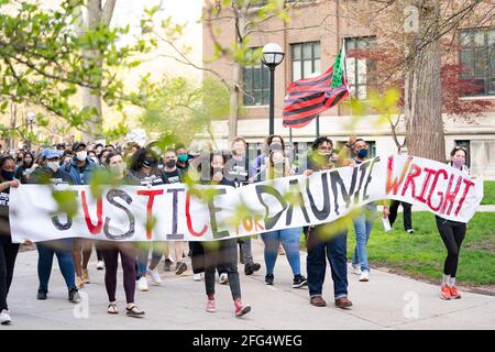 Ann Arbor, Michigan, États-Unis. 23 avril 2021. Les étudiants de l'Université du Michigan ont défilé sur le campus pour réclamer justice à Daunte Wright, à Ann Arbor, au Michigan, le 23 avril 2021. Wright a été tué par l'ancien policier du Brooklyn Center, au Minnesota, Kim Potter, le 11 avril. Crédit : Dominick Sokotooff/ZUMA Wire/Alamy Live News Banque D'Images