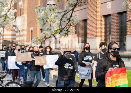 Ann Arbor, Michigan, États-Unis. 23 avril 2021. Les étudiants de l'Université du Michigan ont défilé sur le campus pour réclamer justice à Daunte Wright, à Ann Arbor, au Michigan, le 23 avril 2021. Wright a été tué par l'ancien policier du Brooklyn Center, au Minnesota, Kim Potter, le 11 avril. Crédit : Dominick Sokotooff/ZUMA Wire/Alamy Live News Banque D'Images