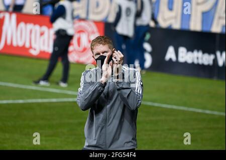 Chester, Pennsylvanie, États-Unis. 24 avril 2021. Le 24 avril 2021, Chester PA- MLS-2021 l'entraîneur-chef de Philadelphie Union, JIM CURTIN, accueille les fans de retour au parc Subaru à Chester PA crédit: Ricky Fitchett/ZUMA Wire/Alay Live News Banque D'Images