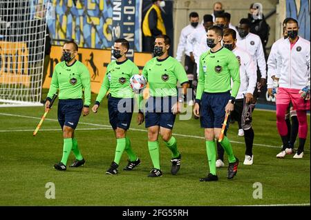 Chester, Pennsylvanie, États-Unis. 24 avril 2021. Le 24 avril 2021, Chester PA- MLS-2021 Referee dirige les équipes sur le terrain à l'ouvre-maison de l'Union de Philadelphie au Subaru Park à Chester PA crédit: Ricky Fitchett/ZUMA Wire/Alay Live News Banque D'Images