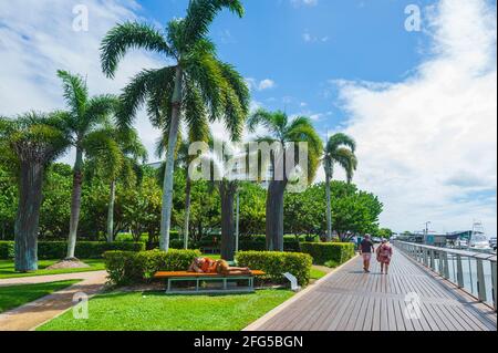 Les gens se détendent le long de la promenade sur le front de mer de Trinity Inlet, Cairns, Far North Queensland, FNQ, QLD, Australie Banque D'Images