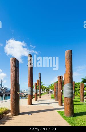 Vue verticale d'une installation d'art public d'une rangée de totems sur Marlin Wharf, Cairns, Far North Queensland, FNQ, QLD, Australie Banque D'Images