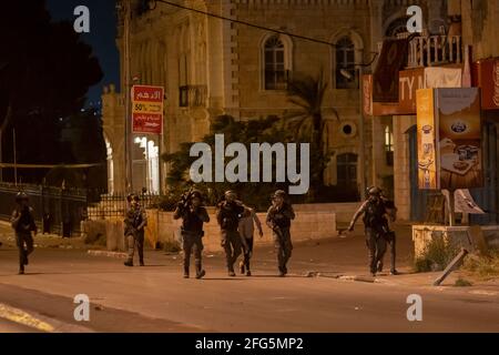 Bethléem. 24 avril 2021. Des membres de la police frontalière israélienne ont emprisonner des garçons palestiniens lors d'affrontements à la suite d'une manifestation contre Israël dans la ville de Bethléem, en Cisjordanie, le 24 avril 2021. Des affrontements ont éclaté dans les villes de Cisjordanie dans un climat de tensions suite à des affrontements à Jérusalem entre Palestiniens et Israéliens le 22 avril. Credit: Luay Sababa/Xinhua/Alamy Live News Banque D'Images