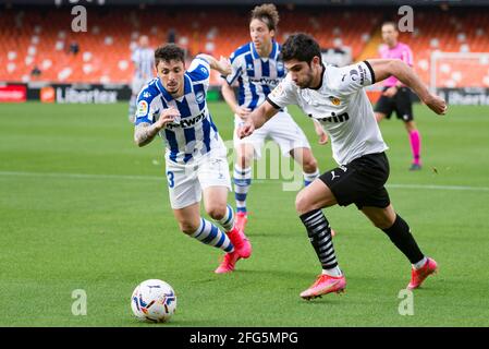 Valence, Espagne. 24 avril 2021. Goncalo Guedes de Valence CF et Joaquin Navarro Jimenez (Ximo Navarro) de Deportivo Alaves sont vus en action pendant le match de football espagnol de la Liga entre Valence et Deportivo Alaves au stade de Mestalla.(score final; Valencia CF 1:1 Deportivo Alaves) (photo de Xisco Navarro/Etats-Unis d'Amérique) Banque D'Images