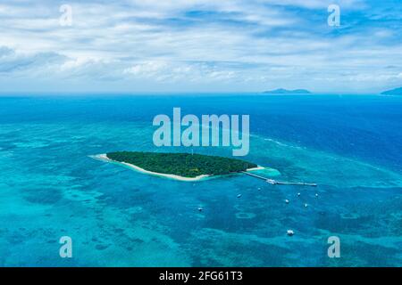 Vue panoramique de Green Island depuis un vol panoramique en hélicoptère au-dessus de la Grande barrière de corail, Cairns, Far North Queensland, FNQ, QLD, Australie Banque D'Images