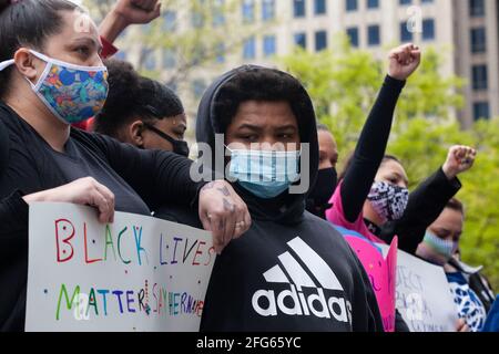 Columbus, États-Unis. 24 avril 2021. Les militants de Black Lives Matter élèvent leurs poings pendant la manifestation.les Black Lives Matter s'étaient rassemblés devant l'Ohio Statehouse pour protester contre le meurtre par la police d'une Ma'Khia Bryant de 16 ans mardi dernier à Columbus, Ohio. La manifestation a été nommée « Montrez vos CROCS pour Ma'Khia Bryant ! » Parce que Bryant a été tué par balle tout en portant des chaussures Croc. Crédit : SOPA Images Limited/Alamy Live News Banque D'Images