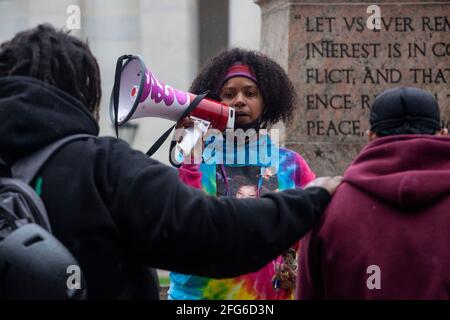 Columbus, États-Unis. 24 avril 2021. Le militant Black Lives Matter s'adresse à une foule lors de la manifestation Ma'Khia Bryant devant le Statehouse de l'Ohio. Les militants de Black Lives Matter se sont rassemblés devant le quartier général de la police de Columbus, puis ont défilé dans l'État de l'Ohio pour protester contre le meurtre par la police de Ma'Khia Bryant, mardi dernier. Crédit : SOPA Images Limited/Alamy Live News Banque D'Images