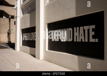 Répandre l'amour. Définancer la haine. Des slogans positifs sont vus sur les fenêtres à bord du palais de justice central du comté de Multnomah le 18 avril 2021, au milieu ... Banque D'Images