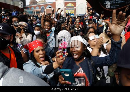 New York, États-Unis. 24 avril 2021. Les gens se rassemblent pour rendre hommage au rappeur DMX au Barclays Center le 24 avril 2021, dans le quartier de Brooklyn, à New York. Earl Simmons sait par son nom de scène que DMX était très considéré dans l'industrie de la musique ayant eu cinq albums numéro un dans une rangée sur Billboard 200. Le 9 avril 2021, il a été déclaré mort après avoir subi de multiples défaillances d'organes. (Photo de John Lamparsk/Sipa USA) crédit: SIPA USA/Alamy Live News Banque D'Images