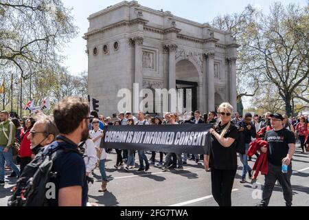 Londres, Royaume-Uni. 24 avril 2021. Les manifestants tiennent une bannière devant Marble Arch lors de la manifestation contre les passeports vaccinaux.des milliers de personnes ont protesté dans le centre de Londres contre le projet du gouvernement d'introduire une forme de passeport vaccinal au Royaume-Uni. La certification du vaccin proposée a provoqué d'énormes inquiétudes et condamnations de la part de l'opinion publique britannique qui les considère comme préjudiciables à la liberté des gens. (Photo par Edward Crawford/SOPA Images/Sipa USA) crédit: SIPA USA/Alay Live News Banque D'Images