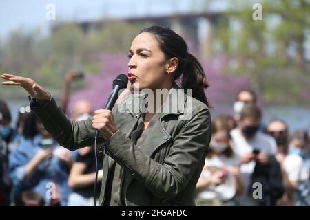 New York, NY, États-Unis. 24 avril 2021. 24 avril 2021: LA députée AMÉRICAINE Alexandria Ocasio-Cortez a prononcé un discours à Astoria Park, Queens, sur le Green New Deal. Crédit : Dan Herrick/ZUMA Wire/Alay Live News Banque D'Images