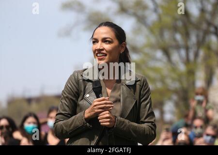 New York, NY, États-Unis. 24 avril 2021. 24 avril 2021: LA députée AMÉRICAINE Alexandria Ocasio-Cortez a prononcé un discours à Astoria Park, Queens, sur le Green New Deal. Crédit : Dan Herrick/ZUMA Wire/Alay Live News Banque D'Images