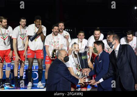 Civitanova Marche, Italie. 24 avril 2021. Consegna della coppa al capitano Osmany Juantorena #5 (Cucine Lube Civitanova) durante Gara 4 finale jouer - Cucine Lube Civitanova vs Sir Safety Conad Perugia, Campionato di Volley Superlega Serie A in Civitanova Marche, Italia, 24 aprile 2021 crédit: Independent photo Agency/Alay Live News Banque D'Images