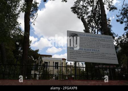 Résidence d'été de la princesse Alice de Grèce dans le quartier Neo Heraclion à Athènes. La princesse Alice de Battenberg était la mère du prince Philip et la belle-mère de la reine Elizabeth II Après avoir épousé le prince Andrew de Grèce et du Danemark en 1903, elle adopta le style de son mari, devenant la princesse Andrew de Grèce et du Danemark. Elle a vécu en Grèce jusqu'à l'exil de la majeure partie de la famille royale grecque en 1917. À son retour en Grèce quelques années plus tard, son mari a été accusé en partie de la défaite du pays dans la guerre gréco-turque (1919-1922), et la famille a de nouveau été contrainte à l'exil jusqu'à ce que Banque D'Images