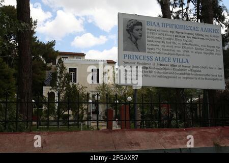 Résidence d'été de la princesse Alice de Grèce dans le quartier Neo Heraclion à Athènes. La princesse Alice de Battenberg était la mère du prince Philip et la belle-mère de la reine Elizabeth II Après avoir épousé le prince Andrew de Grèce et du Danemark en 1903, elle adopta le style de son mari, devenant la princesse Andrew de Grèce et du Danemark. Elle a vécu en Grèce jusqu'à l'exil de la majeure partie de la famille royale grecque en 1917. À son retour en Grèce quelques années plus tard, son mari a été accusé en partie de la défaite du pays dans la guerre gréco-turque (1919-1922), et la famille a de nouveau été contrainte à l'exil jusqu'à ce que Banque D'Images