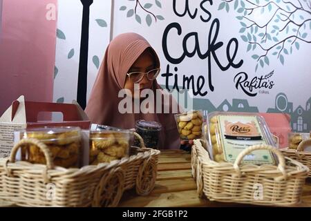 Les travailleurs produisent des pâtisseries typiques d'Eid Banque D'Images