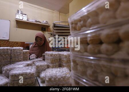 Les travailleurs produisent des pâtisseries typiques d'Eid Banque D'Images