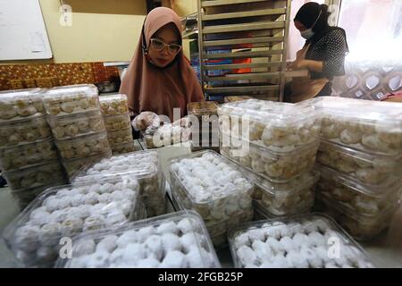 Les travailleurs produisent des pâtisseries typiques d'Eid Banque D'Images