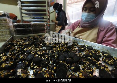 Les travailleurs produisent des pâtisseries typiques d'Eid Banque D'Images