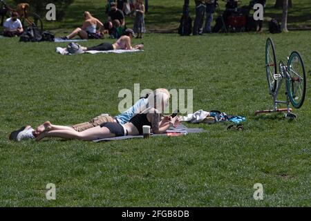 New York, États-Unis. 24 avril 2021. Les New-Yorkais profitent du soleil de l'après-midi lors de la célébration du jour de la Terre dans le parc Astoria du quartier Queens de New York. La députée Ocasio-Cortez, accompagnée par la sénatrice de l'État de New York Jessica Ramos et par le membre de l'Assemblée de New York Zohran Mamdani, pour des remarques sur la proposition de NRG Energy, Inc pour la centrale électrique Astoria. Le Congrès s'oppose aux efforts de NRG pour remplacer leur turbine vieille de 50 ans de l'usine de fabrication de « peaker » d'Astoria par un générateur qui brûle les combustibles fossiles extraits par fracturation hydraulique. (Photo par Ron Adar/SOPA Images/Sipa USA) crédit: SIPA USA/Alay Live News Banque D'Images