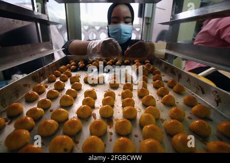 Les travailleurs produisent des pâtisseries typiques d'Eid Banque D'Images