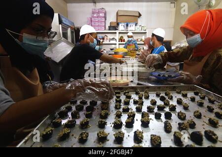 Les travailleurs produisent des pâtisseries typiques d'Eid Banque D'Images