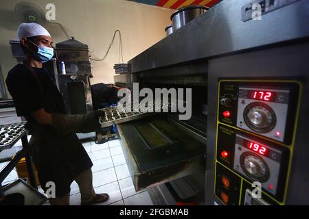 Les travailleurs produisent des pâtisseries typiques d'Eid Banque D'Images