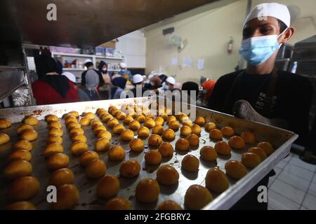 Les travailleurs produisent des pâtisseries typiques d'Eid Banque D'Images