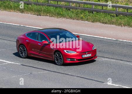 2020 rouge Tesla modèle S long Range AWD véhicules mobiles, voitures, véhicule roulant sur les routes britanniques, moteurs, conduite sur le réseau routier de l'autoroute M6 anglais Banque D'Images