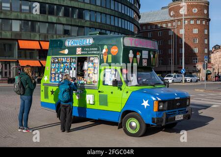 Des gens font la queue devant une fourgonnette ou un camion de glace dans le quartier Hakaniemi d'Helsinki, en Finlande Banque D'Images