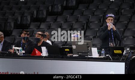 Les officiels ont arrache un bouclier protectiv lors de la coupe française de basket-ball entre Dijon et Lyon-Villeurbanne ASVEL LDLC (équipe Tony Parker) au stade AccorHotels Arena le 24 avril 2021 à Paris, France. Photo de Loic Baratoux/ABACAPRESS.COM Banque D'Images