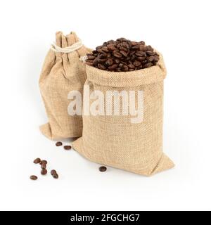 Grains de café. Deux sacs de jute avec grains de café torréfiés. Isolé sur fond blanc. Banque D'Images