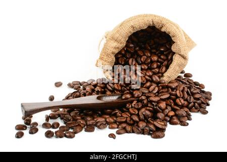 Grains de café. Sac à burbale jute avec grains de café torréfiés et spatule à café avec grains moulus. Isolé sur fond blanc avec ombre. Banque D'Images