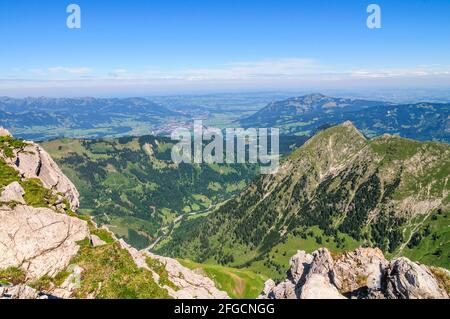 Vue sur la vallée de l'Iller depuis le sommet de la montagne Banque D'Images