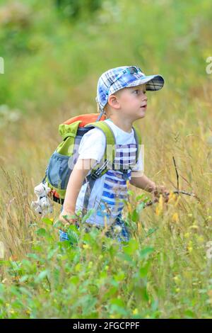 Cute little boy faisant une randonnée dans la nature de la pré-alpes près de Sulzberg dans l'ouest de l'autriche Banque D'Images